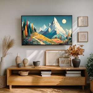 Könnte beinhalten: Ein modernes Wohnzimmer mit einem großen Flachbildfernseher, der ein farbenfrohes Berglandschaftsbild zeigt. Darunter befindet sich eine Holzkonsole mit dekorativen Gegenständen, Vasen, einem geflochtenen Korb und gerahmten Kunstwerken. Der Raum hat eine neutrale Farbpalette.