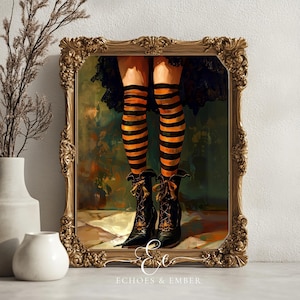Könnte beinhalten: Ein gerahmtes Kunstwerk mit Beinen in schwarzen Stiefeln und orange-schwarz gestreiften Strümpfen. Das Kunstwerk befindet sich in einem goldenen, verzierten Rahmen. Die Stiefel haben Schleifen und das Kunstwerk hat eine Vintage-Ästhetik.