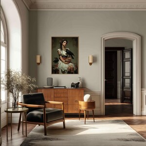 Könnte beinhalten: Innenraum mit einem gerahmten Kunstwerk einer Frau mit Krähen, einem modernen Holzschrank, einem schwarzen Ledersessel und einem kleinen Beistelltisch. Der Raum hat eine neutrale Farbpalette mit einem Teppich und Hartholzböden.