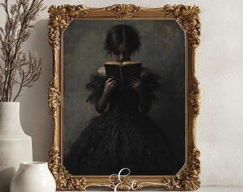 Op de afbeelding: Een ingelijst portret van een vrouw in een zwarte jurk die een boek leest. De lijst is versierd en goudkleurig met ingewikkelde details. De vrouw heeft een serieuze uitdrukking en haar ogen zijn neergeslagen. De achtergrond is donker en sfeervol.