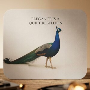 Tappetino per mouse a forma di pavone, elegante accessorio da scrivania, decorazione minimalista per ufficio, citazione ispiratrice, tappetino per computer, elegante articolo tecnologico per la casa