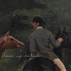Op de afbeelding: Een vintage schilderij toont een man te paard, met een ander paard in de buurt. De man draagt een donkere jas en hoed. De paarden zijn bruin en zwart. Het kunstwerk heeft een klassiek, paardensportthema, met focus op de ruiter en paarden.