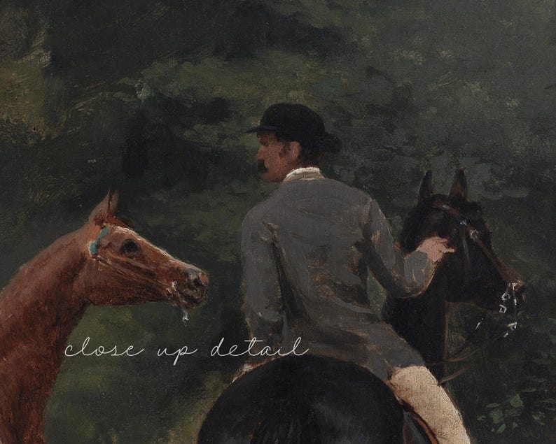 Op de afbeelding: Een vintage schilderij toont een man te paard, met een ander paard in de buurt. De man draagt een donkere jas en hoed. De paarden zijn bruin en zwart. Het kunstwerk heeft een klassiek, paardensportthema, met focus op de ruiter en paarden.