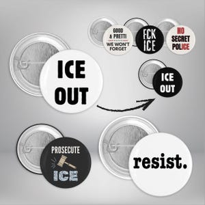 Puede incluir: Un conjunto de botones políticos con varios mensajes. Un botón dice "ICE OUT" en letras negras sobre fondo blanco. Otros botones incluyen "FCK ICE", "NO SECRET POLICE", "PROSECUTE ICE" y "resist."