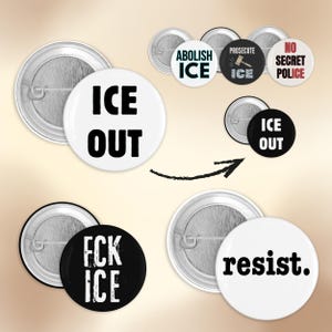 Puede incluir: Un conjunto de botones políticos con varios lemas. Los botones son blancos y negros con textos como "ICE OUT", "ABOLISH ICE", "PROSECUTE ICE", "NO SECRET POLICE", "FCK ICE" y "resist."