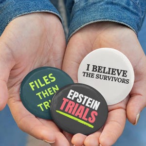 Könnte beinhalten: Drei runde Buttons mit Text. Einer ist weiß mit "I BELIEVE THE SURVIVORS" in Schwarz. Ein weiterer ist dunkelgrün mit "FILES THEN TR" in Gelb. Der dritte ist schwarz mit "EPSTEIN TRIALS" in Rot und Grün.