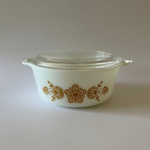 Vintage Pyrex Buttetfly Gold 1-1/2 PT Covered Casserole Dish