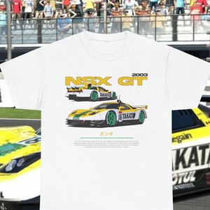 Könnte beinhalten: Weißes T-Shirt mit einer gelben und schwarzen Grafik eines Honda NSX GT Rennwagens. Der Text "2003 NSX GT" ist in Gelb über dem Auto gedruckt. Der Text "ホンダ" ist in Schwarz unter dem Auto gedruckt.