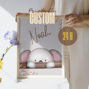 Puede incluir: Una impresión de arte personalizada para la guardería, imprimible, con un lindo koala asomándose desde detrás de una rama. La impresión está personalizada con el nombre "Noah" e incluye el texto "Printable Custom 24H".