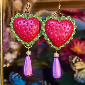Rokoko Inspirierte Erdbeer Herz Ohrringe / Rosa und Grün / Fimo Ohrringe / Spitzen Herzen