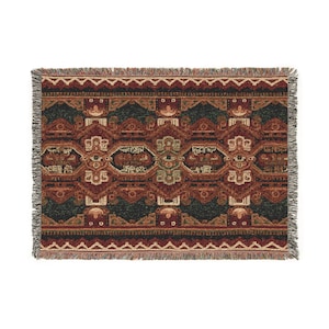 Puede incluir: Manta tejida rectangular con un patrón geométrico detallado en tonos rojos, marrones, verdes y beige. La manta tiene un borde con flecos y un diseño tradicional de inspiración suroeste.