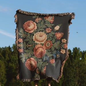 Floral Woven Tapestry Blanket - Jacquard Tapestry Throw, Roses Blossoms  Cotton - Cozy Living Room, Elegant Bedroom Decor, Housewarming Gift