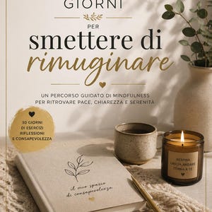 Può includere: Un diario beige con un'illustrazione di una foglia e il testo 'il mio spazio di consapevolezza' sulla copertina. Accanto si trovano una penna dorata, una tazza in ceramica maculata e una candela in vetro marrone con il testo 'RESPIRA LASCIA ANDARE TORNA A TE'.