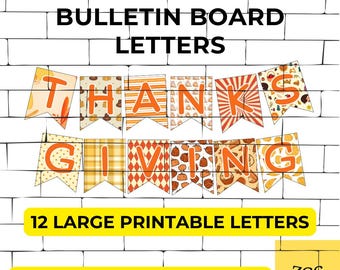 Könnte beinhalten: Ein Set aus 12 druckbaren Pinnwandbuchstaben, die THANKSGIVING buchstabieren, mit orangefarbenen Buchstaben auf wimpelförmigen Flaggen mit verschiedenen herbstlichen Mustern wie Kürbissen, Blättern und Karos, sowie dem Text PRINT • CUT • DISPLAY.