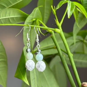 Elemental Harmony Drop Earrings, howlitörhängen, amazonitörhängen, hematitörhängen, ädelstensörhängen, kristallörhängen