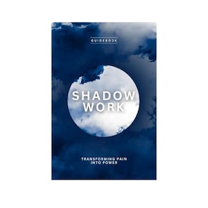 以下が含まれることがあります： 濃い青色の背景に、白い円の中に太字の白い文字で「SHADOW WORK」と書かれたガイドブック。上部に「GUIDEBOOK」、下部に「TRANSFORMING PAIN INTO POWER」と書かれています。