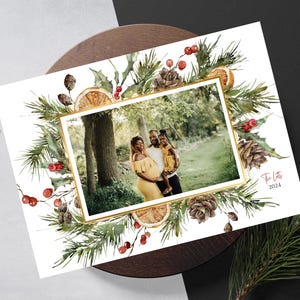 Aanpasbare familiefoto kerstkaart met bloemen voor de feestdagen - digitaal, tekst- en e-mailvriendelijk