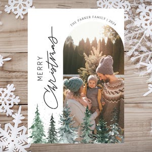 Aanpasbare kerstkaart met familiefoto: digitaal ontwerp met kerstbomen voor e-mail en tekst