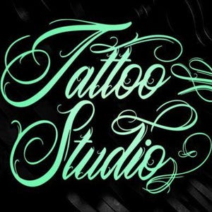 Può includere: Un logo in corsivo verde e bianco con il testo "Tattoo Studio" su uno sfondo nero.