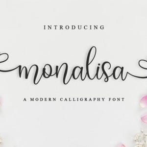 Può includere: Presentazione di Monalisa, un font di calligrafia moderno con un design a forma di cuore su entrambi i lati della parola. Il font è visualizzato su uno sfondo bianco con petali di fiori rosa sparsi intorno.