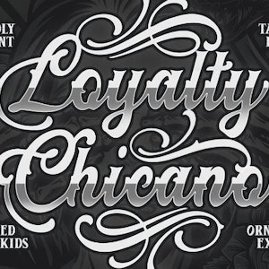 Puede incluir: Un diseño de fuente de tatuaje en blanco y negro con el texto "Loyalty Chicano" en una escritura audaz y estilizada. La fuente está diseñada por Blankids e incluye extras de ornamentos.
