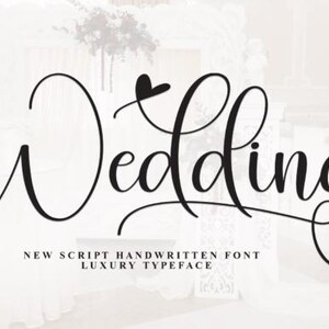 Op de afbeelding: Een zwart-wit kalligrafie-lettertypeontwerp dat "Wedding" zegt met een klein hartje boven de "d". De tekst staat tegen een witte achtergrond met een wazig beeld van een witte bloemstuk in de achtergrond. De tekst zegt ook "New Script Handwritten Font Luxury Typeface".