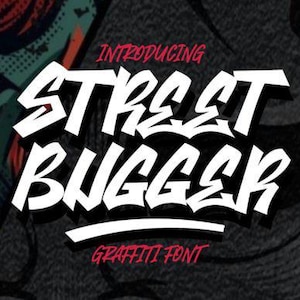 Può includere: Presentazione del font graffiti Street Buggsr, un design di font audace e stilizzato con un'estetica graffiti. Il font è bianco con contorni neri e si trova su uno sfondo scuro.