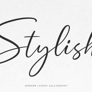 Puede incluir: Un diseño de fuente de caligrafía manuscrita en tinta negra sobre fondo blanco. La palabra "Stylish" está escrita en una escritura moderna y elegante. El texto "MODERN LUXURY CALLIGRAPHY" está escrito en una fuente más pequeña debajo de la palabra "Stylish".