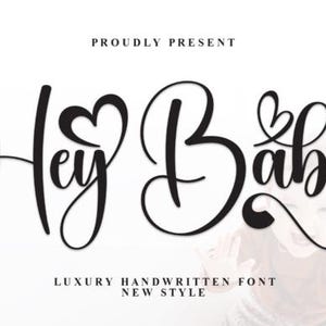 Peut inclure: Police de caractères calligraphique en noir et blanc avec le texte "Hey Baby" avec un symbole de cœur dans chaque mot. Le texte est en style cursive et est écrit dans une police moderne et élégante. Le texte est sur un fond blanc.