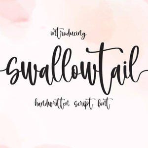 Pode incluir: Apresentação do Swallowtail, uma fonte de escrita manuscrita. O nome da fonte é escrito em um estilo cursivo e fluido sobre um fundo rosa de aquarela.