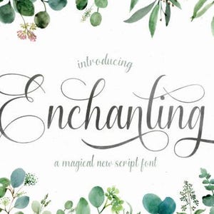 Puede incluir: Presentación de Enchanting, una nueva fuente de escritura mágica. El texto está rodeado de ilustraciones de acuarela de hojas verdes y flores.