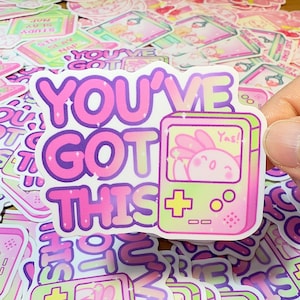 Adesivo "Você Tem Este" – Axolotl no Game Boy | Adesivo de Vinil Fofo de 6,35 cm | Yas! Pastel Lima, Rosa, Roxo | Adesivo Estético à Prova D'água