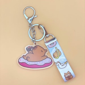 Niedlicher Capybara auf Donut im Pool Schlüsselanhänger | Lustig und Spaß Acryl Schlüsselbund, Rucksack und Taschen Zubehör, Ein Geschenk Schlüsselanhänger für Freunde