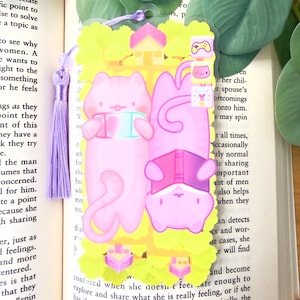 Marcapáginas de Pixel Forest Twin Cat, gato rosa jugando con Switch, gato morado leyendo, casas rosas y moradas, iconos de juego, marcapáginas de plástico transparente