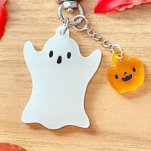 Llavero de fantasma que brilla en la oscuridad: bonito dije acrílico de Halloween, cadena plateada, fantasma y calabaza estéticos, llavero espeluznante de 5 cm.