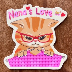 Pegatina de gato con el amor de Nana, divertida y alegre abuela gruñona y cariñosa, ideal para gatitos, mascotas, impermeable, portátil, botella de agua y acogedora.