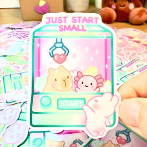 Pegatina "Just Start Small" - Vinilo estético de máquina de garras / Carpincho, conejo y ajolote / Bonita pegatina motivacional en tonos pastel para diarios