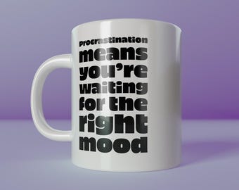以下が含まれることがあります： 「procrastination means you're waiting for the right mood」の黒い文字がプリントされた白いセラミックマグ。 マグカップにはカーブしたハンドルがあり、下部には「create happiness」の文字があります。