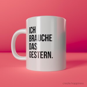 Könnte beinhalten: Weißer Keramikbecher mit gebogenem Henkel. Der Becher hat einen schwarzen Text mit der Aufschrift "ICH BRAUCHE DAS GESTERN." Die Worte "create happiness" sind unten rechts aufgedruckt. Der Hintergrund ist einfarbig rosa.