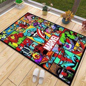 Può includere: Un tappeto colorato con un collage di personaggi di supereroi Marvel, tra cui Capitan America, Iron Man, Spider-Man, Hulk e molti altri. Il tappeto ha uno sfondo nero e la parola "MARVEL" in lettere rosse.