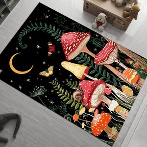 Könnte beinhalten: Ein schwarz-weißer Teppich mit einem verspielten Design mit bunten Pilzen, Schmetterlingen und Sternen. Der Teppich hat einen dunklen Hintergrund mit einem Halbmond in der oberen linken Ecke.