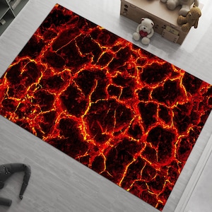 Puede incluir: Una alfombra roja y negra con un patrón de roca de lava. La alfombra tiene una superficie texturizada y está hecha de un material suave y duradero.