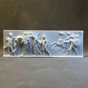 Puede incluir: Escultura en relieve rectangular blanca que representa una escena de batalla clásica. Figuras de guerreros, caballos y un elefante están intrincadamente talladas, mostrando una narrativa histórica o mitológica. La escultura es una obra de arte tridimensional detallada.