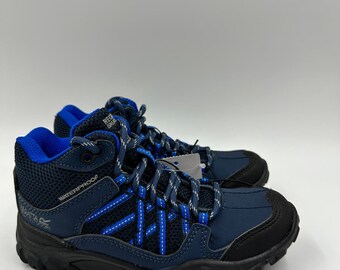 Zapatos de senderismo de caña media para niños pequeños, 13, color azul oscuro, con puntera y talón de goma con detalles en azul claro