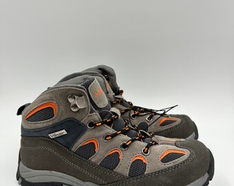 Big Kid Größe 4, Grauer High Top Hiker mit Orange Akzenten, Wildleder Zehen- und Fersenschutz