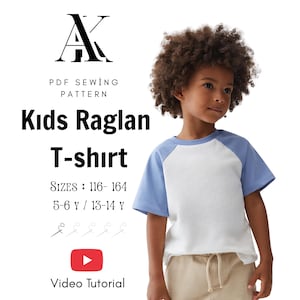 Może przedstawiać: Biała i niebieska koszulka raglan na dziecku. Koszulka ma biały korpus i niebieskie rękawy. Tekst na zdjęciu brzmi "Kids Raglan T-shirt" i "Video Tutorial". Rozmiary to 116-164 i 5-6 Y / 13-14 Y.