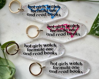 Chicas guapas ven la Fórmula Uno y leen libros. Llavero/vinilo decorativo de motel.