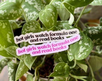 Pegatina de chicas guapas viendo la Fórmula Uno y leyendo libros
