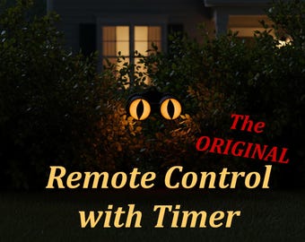 Puede incluir: Un par de ojos amarillos brillantes similares a los de un gato con pupilas verticales negras montados en una carcasa oscura. El texto dice The ORIGINAL Remote Control with Timer en letras rojas y amarillas sobre un fondo de follaje.