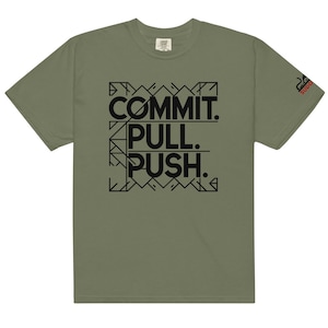 Peut inclure: Un t-shirt vert avec un motif graphique noir qui dit "COMMIT. PULL. PUSH." dans un motif géométrique.
